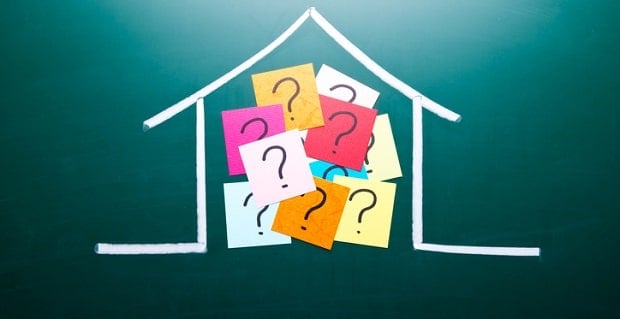 Une icone de maison avec des interrogations sur le crédit personnel dans un but immobilier