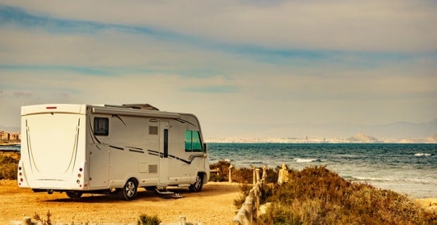 Camping-car garé devant la mer
