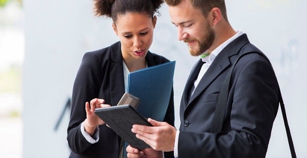 Des professionnels du crédit analysant un contrat de travail pour l'achat d'une moto 