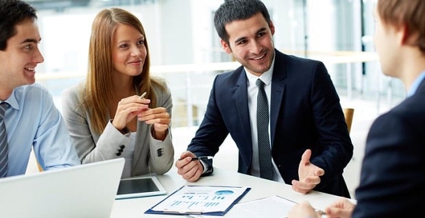 Ensemble de salarié discutant du pret epargne salariale 