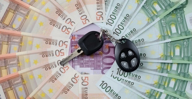 Billets euros avec clefs de voiture 