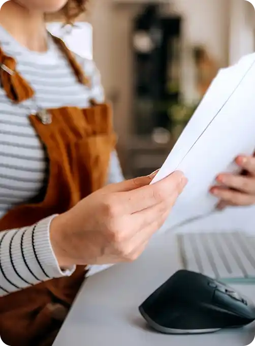 Conseiller financier aidant un client à analyser son dossier de rachat de crédit