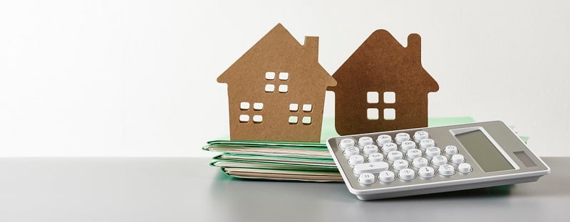 Mini maison et calculatrice pour rachat de crédit longue durée