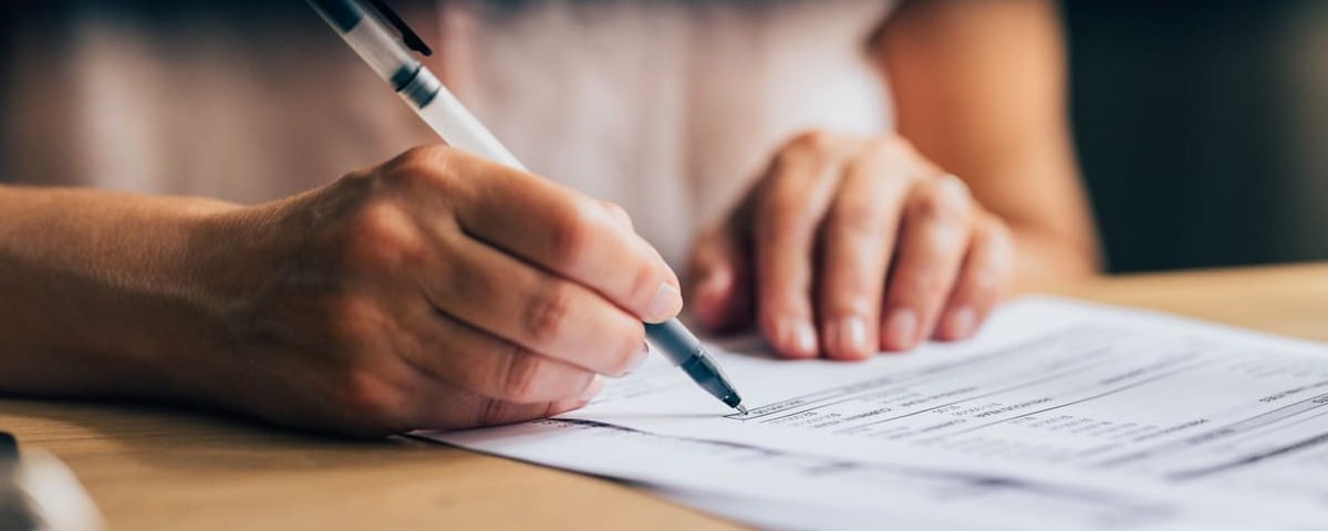 Signature de contrat de rachat de crédit 15000 €