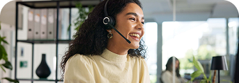 Conseiller client&egrave;le souriant