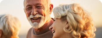 Couple de seniors souriants